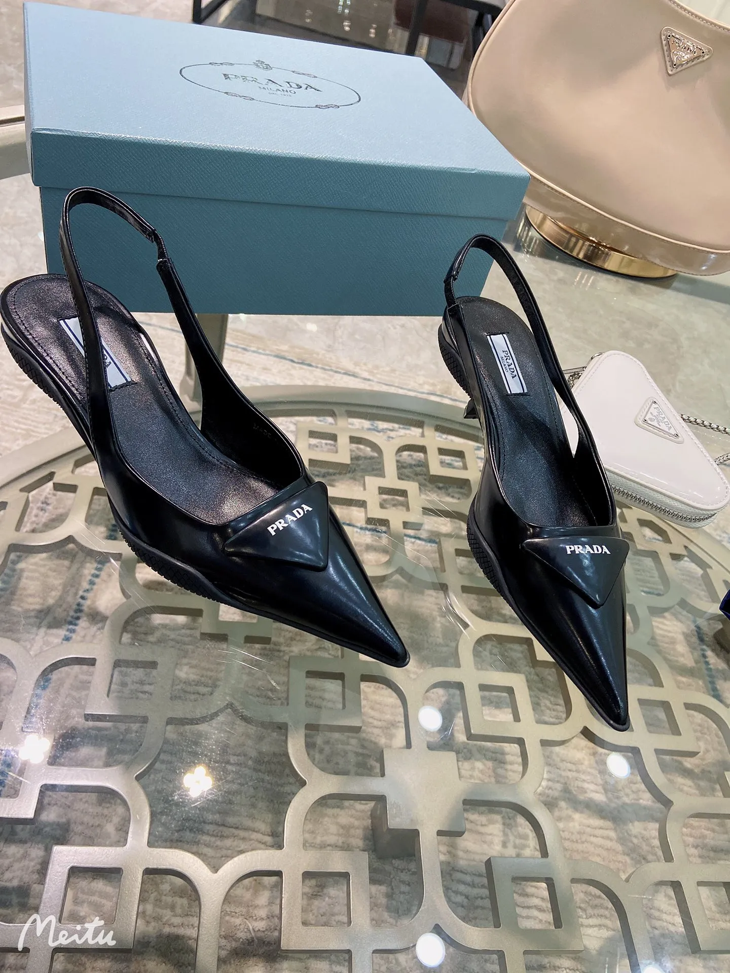 ✨Ex-factory price p480✨ Women's shoes, women's clothing, women's shoes, women's clothing ✨Ex-factory price pRADA ²⁰²¹𝐬𝐬Prada's new spring and summer products are here to stay! ❣️The same style sandals as popular superstar Jin Chen, a fashionable and versatile nice item. The original shoes are developed and purchased from Italian counters. They are reproduced 1:1 according to the original taste. This year’s theme is not to be defined, embodying texture through simplicity💛From thick-soled sneakers to sawtooth short boots to 2021 kitten heels, everything reveals a sure-fire momentum... Combining gentleness and handsomeness, kitten heels are the finishing touch for little women❤️ Top-notch open-edge beaded cowhide with original 3D printing, triangle logo consistent with the original, wear-resistant t✨factory price PU outsole, goat leather lining, breathable and comfortable ads midsole. ⚛Heel height 3.0cm. ⚛Size: 34-39 (customized in 40 pieces) ⚛Original packaging accessories. ⚛Triangle deduction
